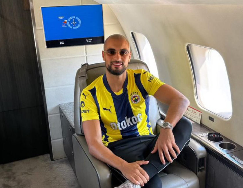 Fenerbahce, Amrabat in volo per Istanbul (FOTO)