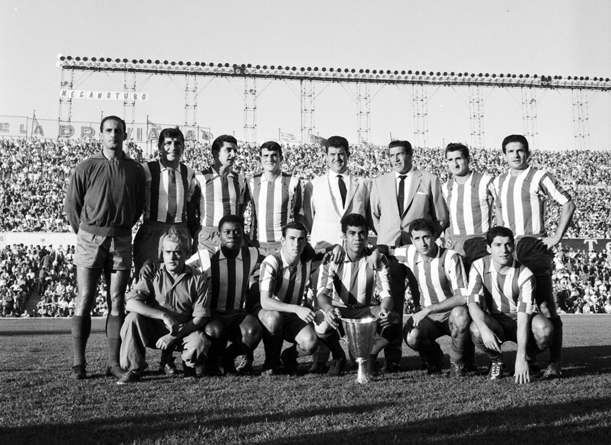 L’Atlético Madrid celebra la vittoria della Coppa delle Coppe del 1962 contro la Fiorentina