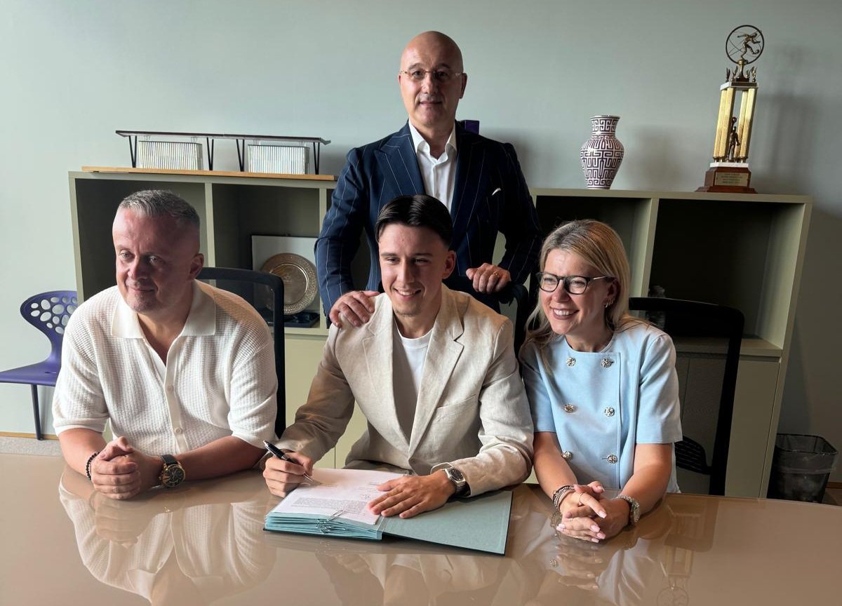 Kospo, la foto della firma con l’agente Jashari e la famiglia