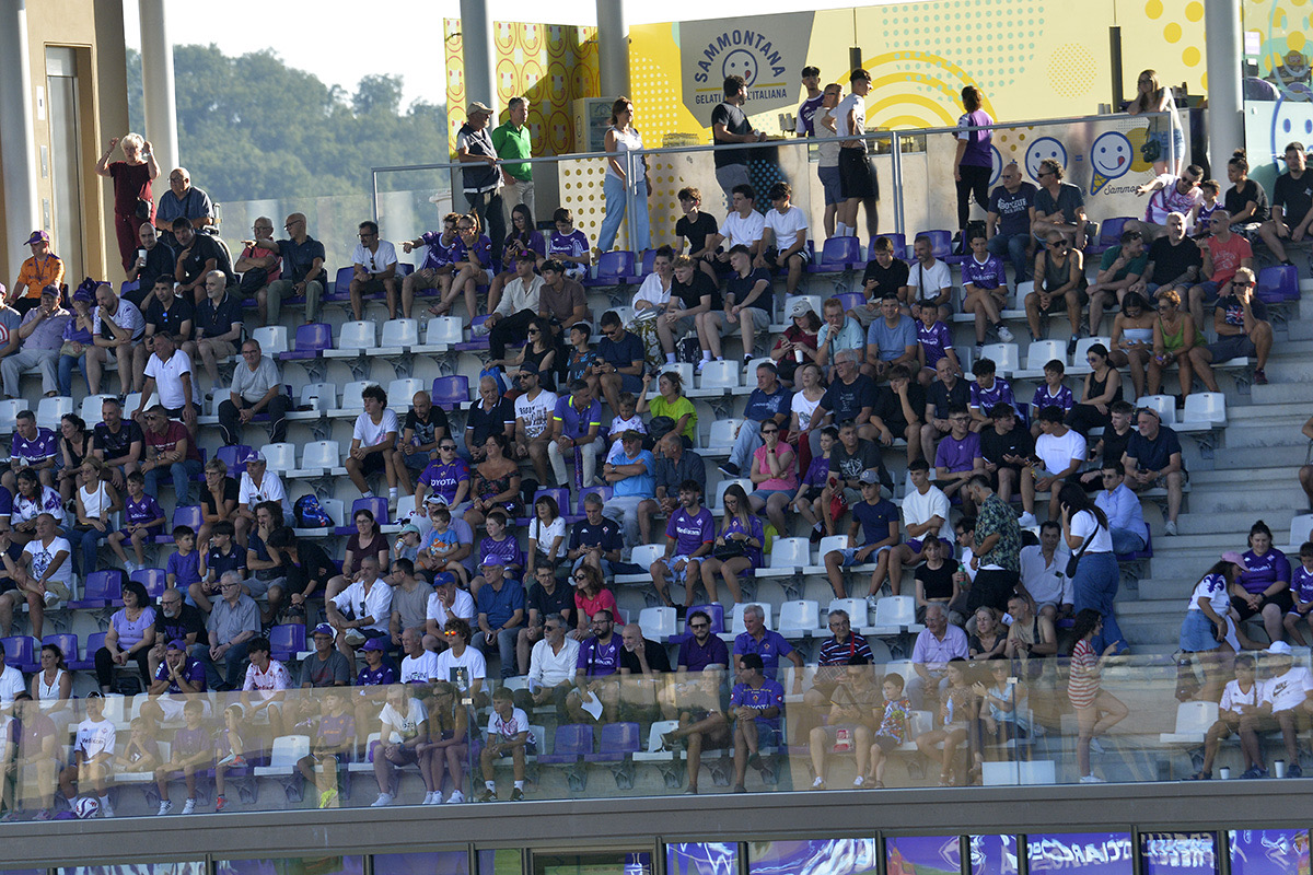 La Nazione - Ritiro al Viola Park e abbonamenti: già 4,5 milioni di incasso. Boom di vendite delle maglie