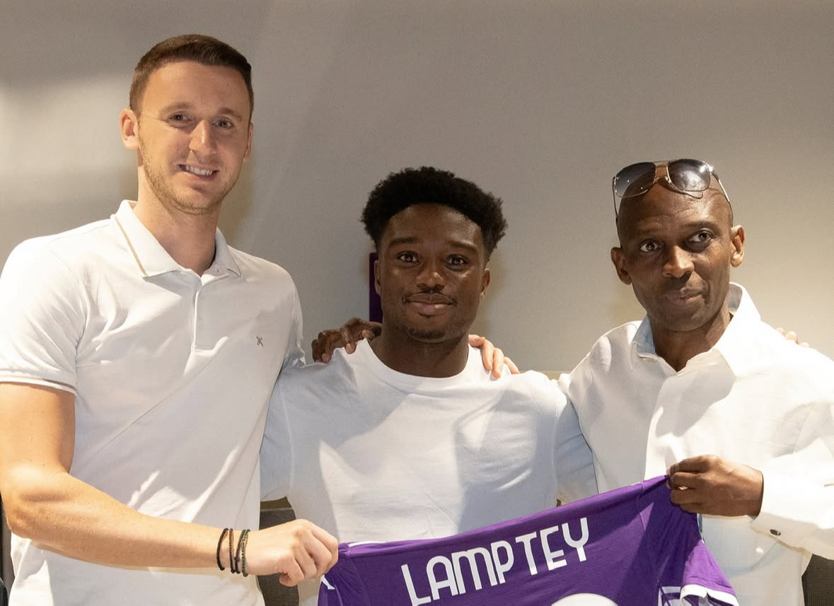 Lamptey, la foto con gli agenti dopo la firma