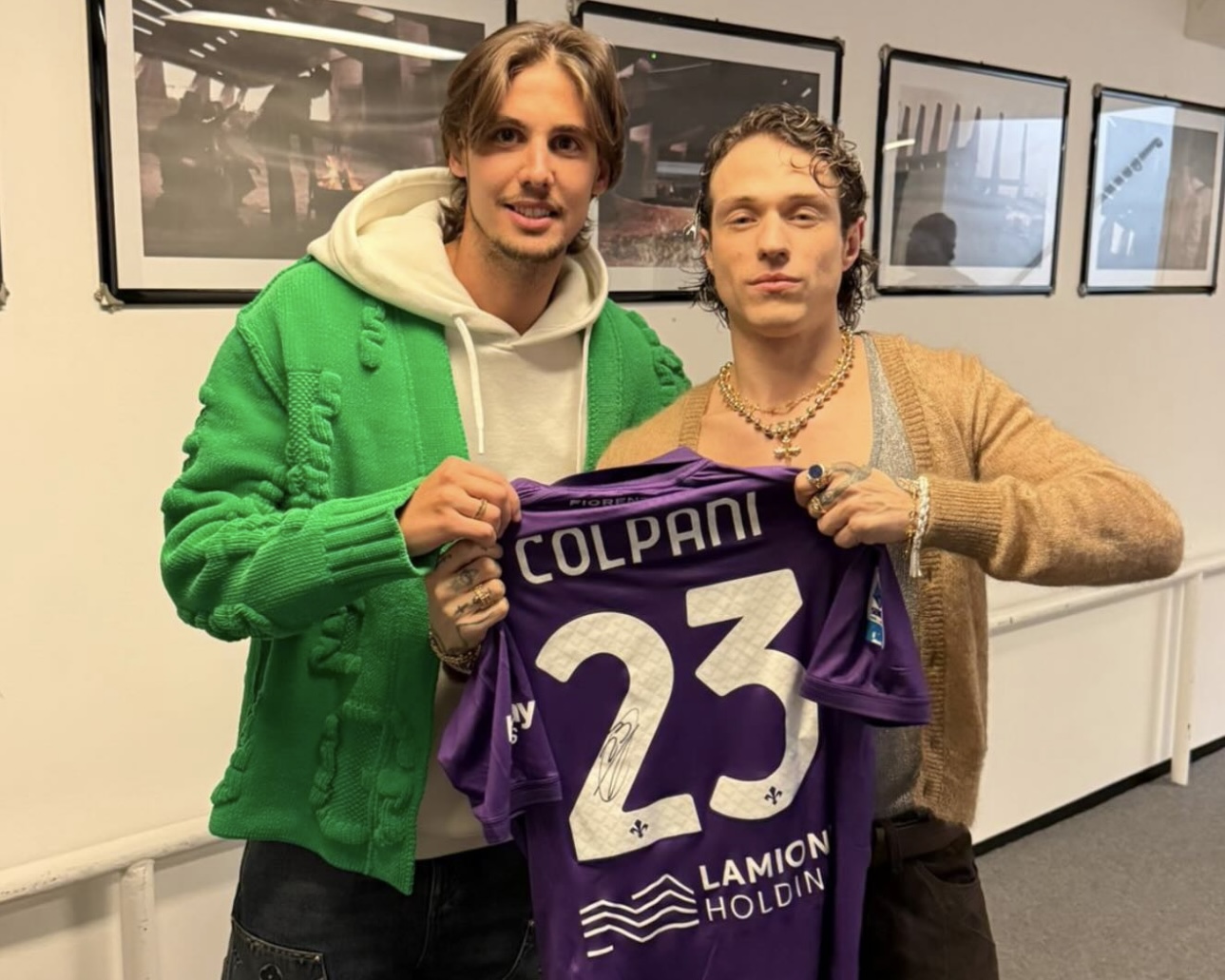 Colpani regala la sua maglia autografata a Irama dopo il concerto