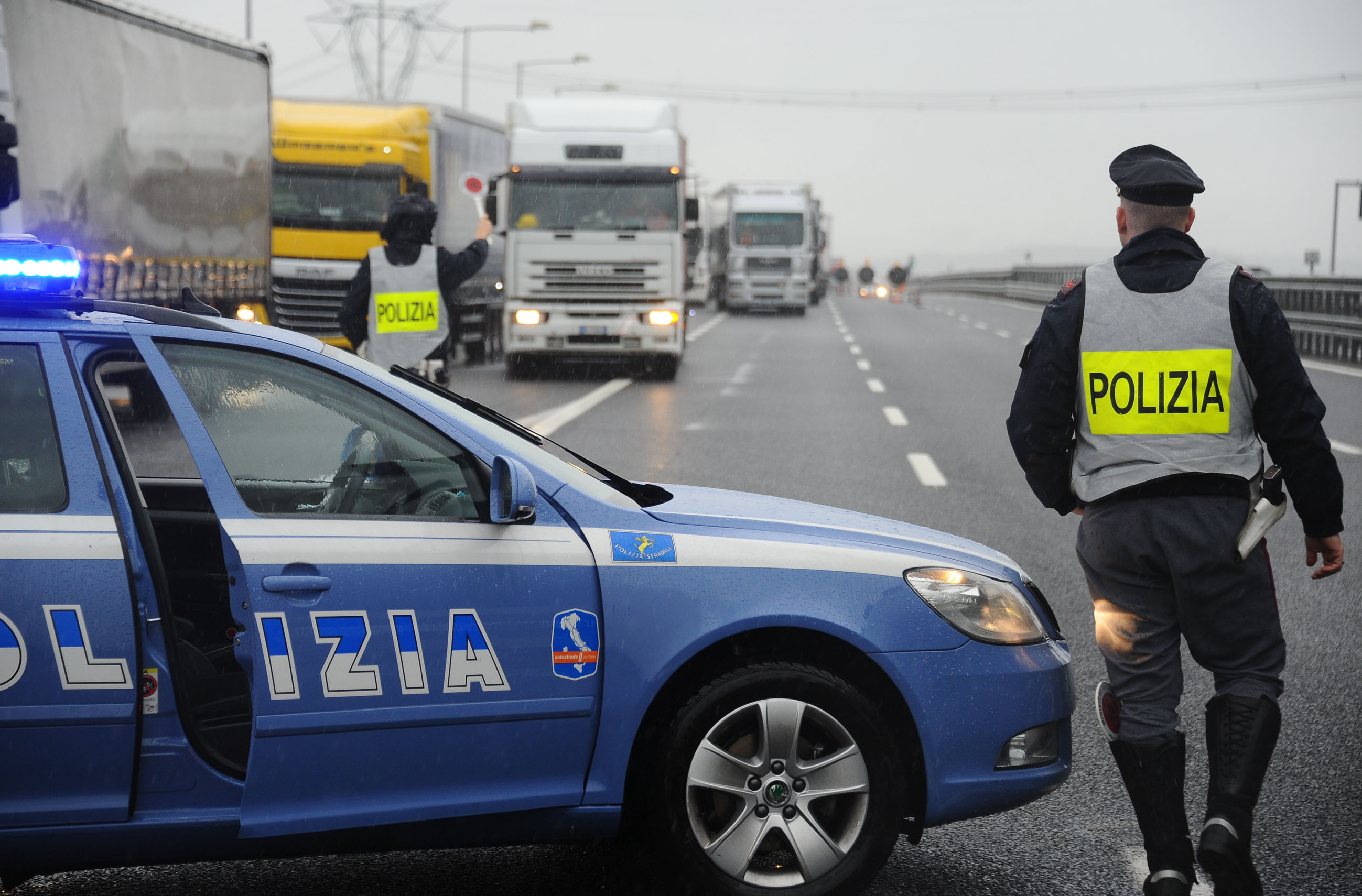 Scontri tra tifosi di Fiorentina e Fidelis Andria sulla tangenziale di Bari