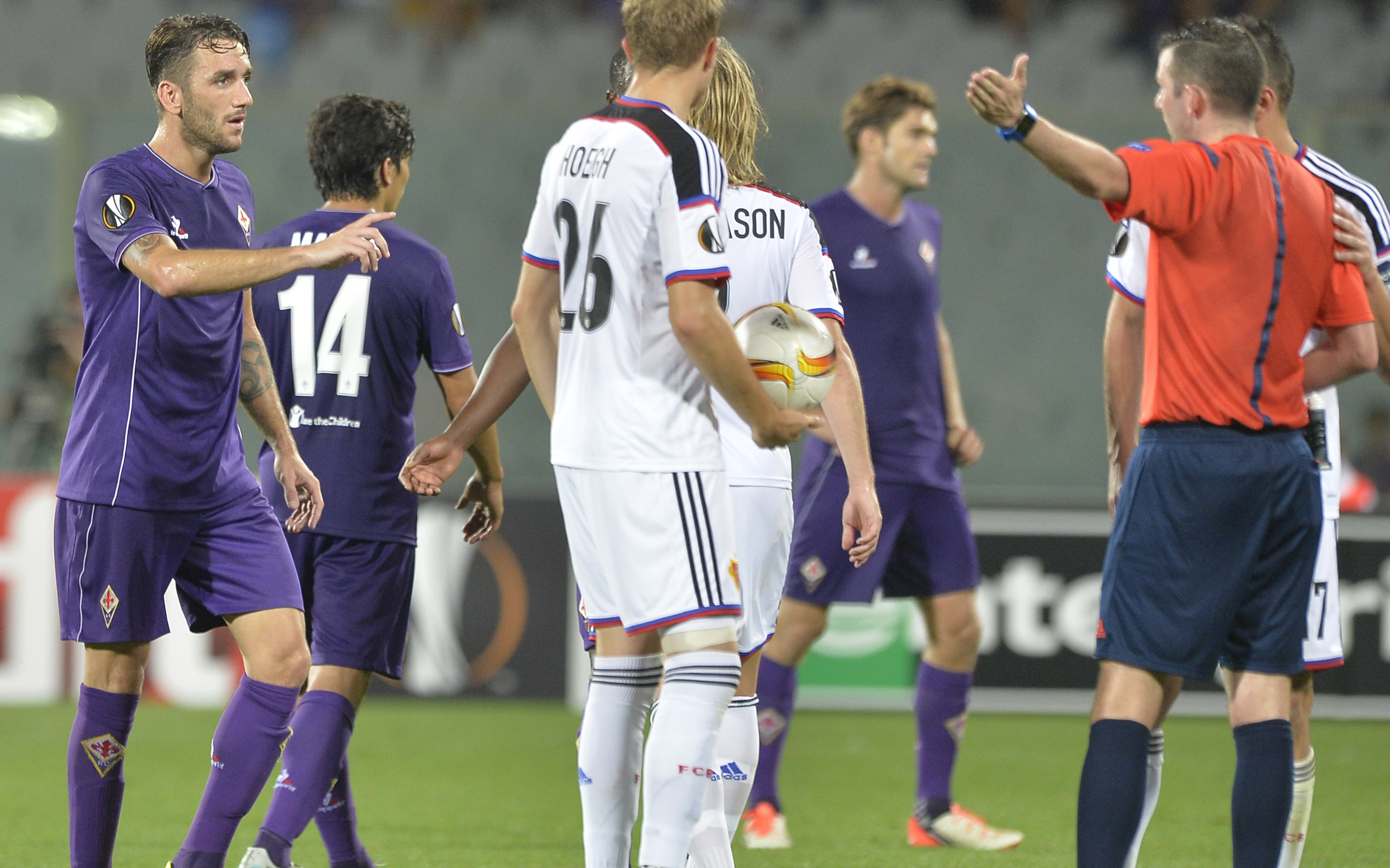 Betis-Fiorentina: squadra arbitrale inglese, var australiano. Dirige Oliver