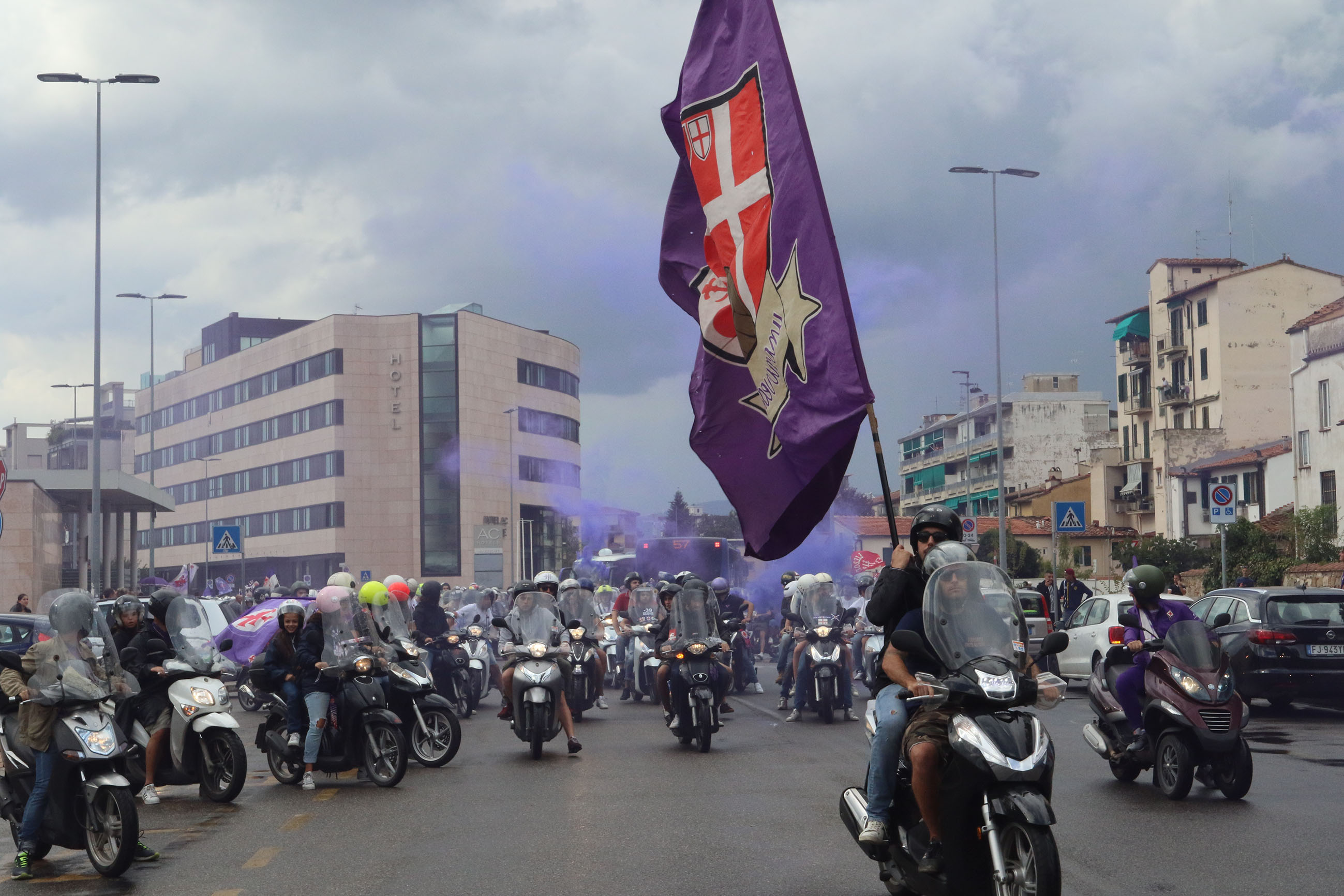 A Empoli in motorino: circa mille tifosi viola in trasferta su due ruote
