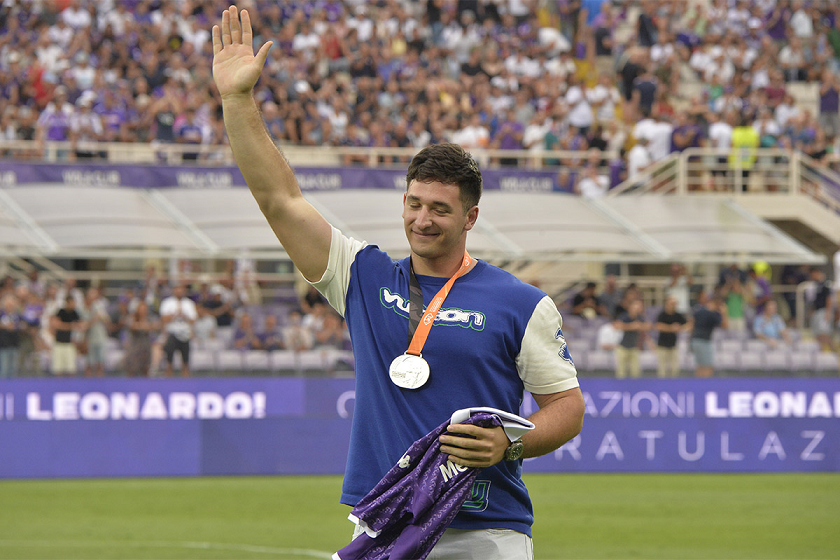 Da Hugh Grant a Leonardo Fabbri, sfida di tifosi vip tra Fiorentina e Como. E quando Cecchi Gori...