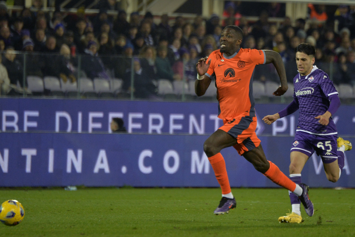 Inter, Thuram gioca a basket con la maglia di Kean (FOTO)