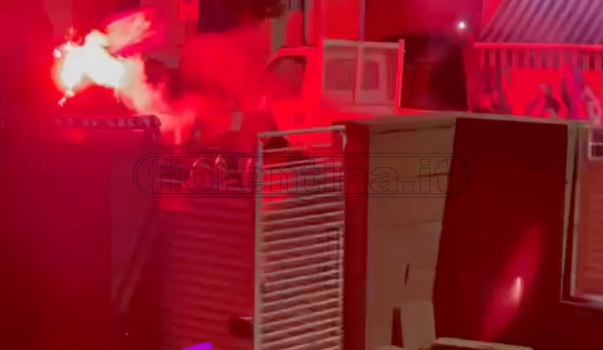 Tifosi viola sotto casa di Venuti. Cori e fumogeni a sostegno dell'esterno viola (VIDEO)