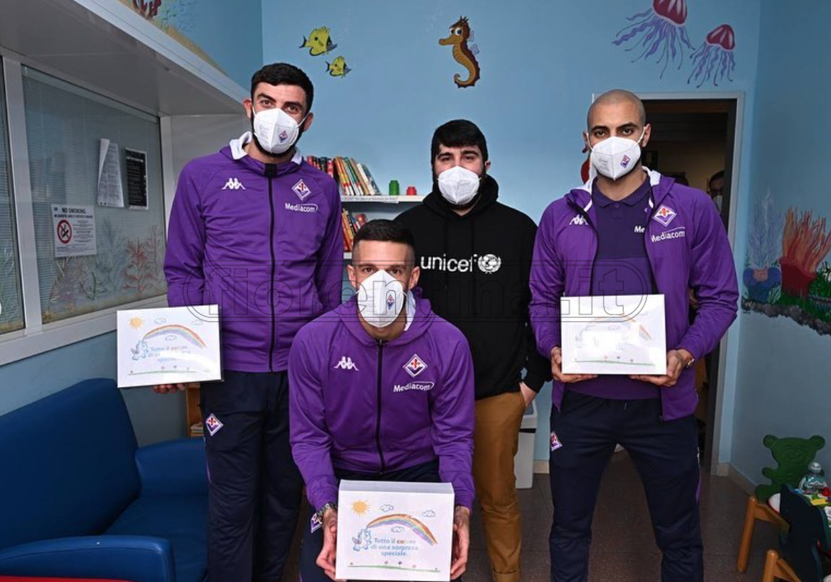 Regali Sospesi, delegazione viola oggi ha consegnato i doni all'Ospedale S. Maria Annunziata