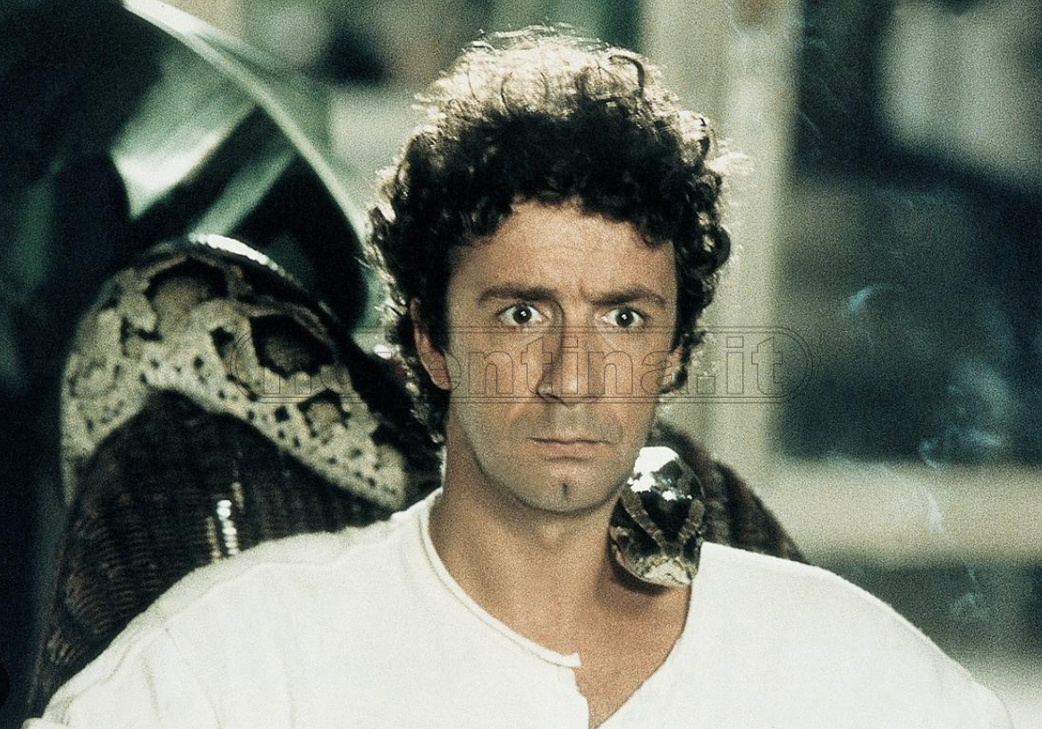 Funerale Francesco Nuti, tanti volti noti. Un vessillo viola posto sul feretro