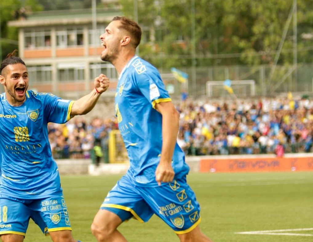 Carrarese, batte il Vicenza nella finale playoff e torna in Serie B dopo 76 anni