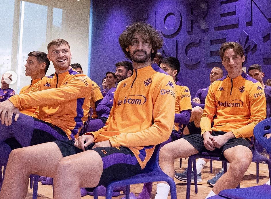 "Uno di noi": Bove torna al Viola Park e scatta il coro. Resterà a contatto con la squadra