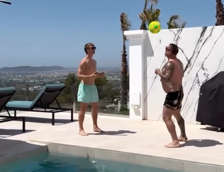 Gudmundsson a Ibiza prepara la difesa (per il processo): vacanze con l'amico-avvocato Villi