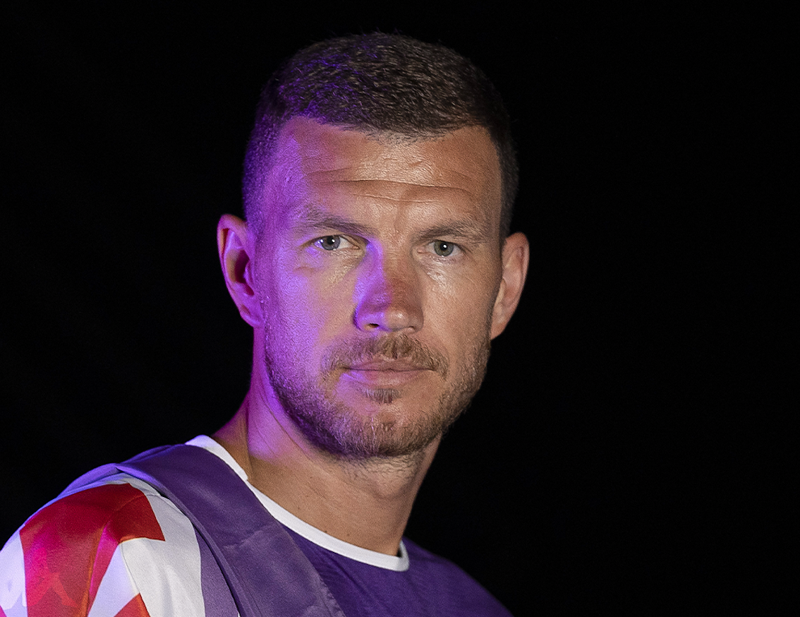 Dzeko sui social: "Onorato di indossare la maglia viola, rappresenta una città incredibile"