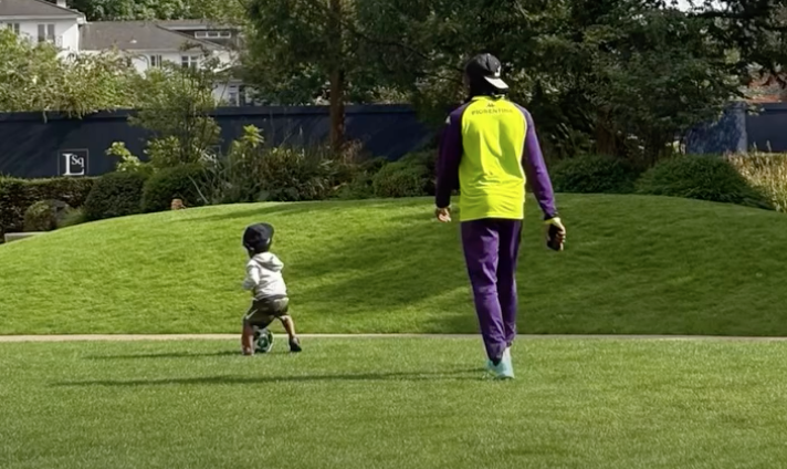 Visita super gradita per Kean. Nel ritiro inglese della Fiorentina spunta il piccolo Marley (FOTO)