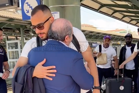 Fiorentina in partenza per Roma. Il saluto in stazione di Rocco Commisso (VIDEO VI.IT)