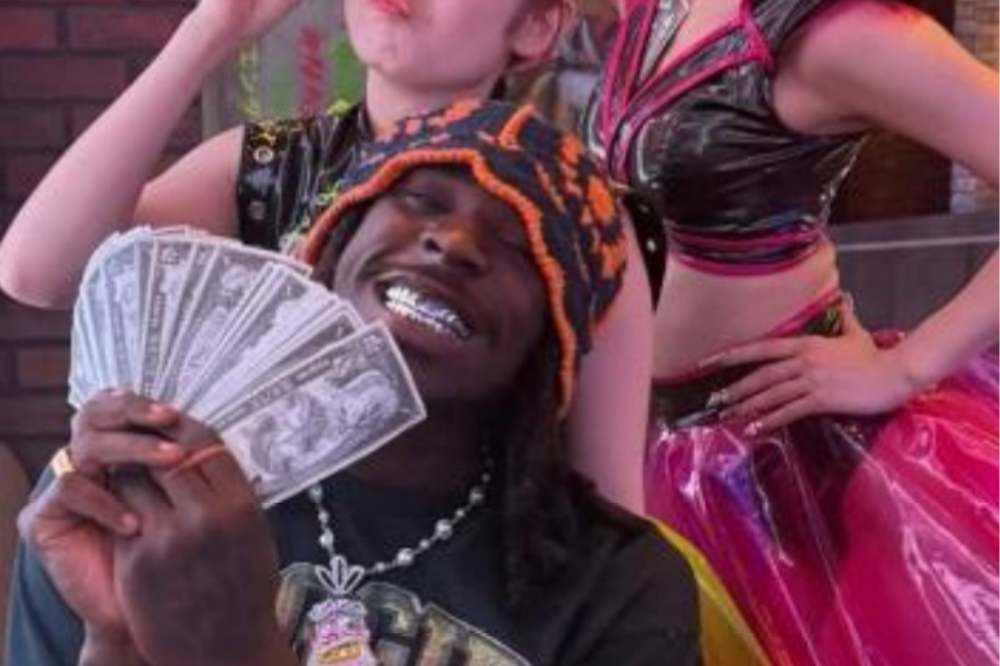 Grillz, catenone e banconote. Lo show di Kean in Giappone