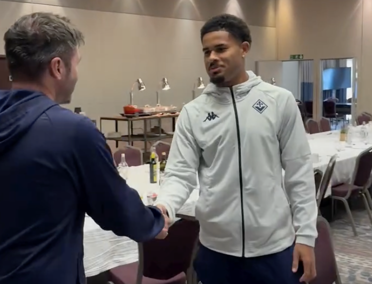 Sohm è arrivato nel ritiro inglese della Fiorentina. Con lui il dg Ferrari (FOTO)