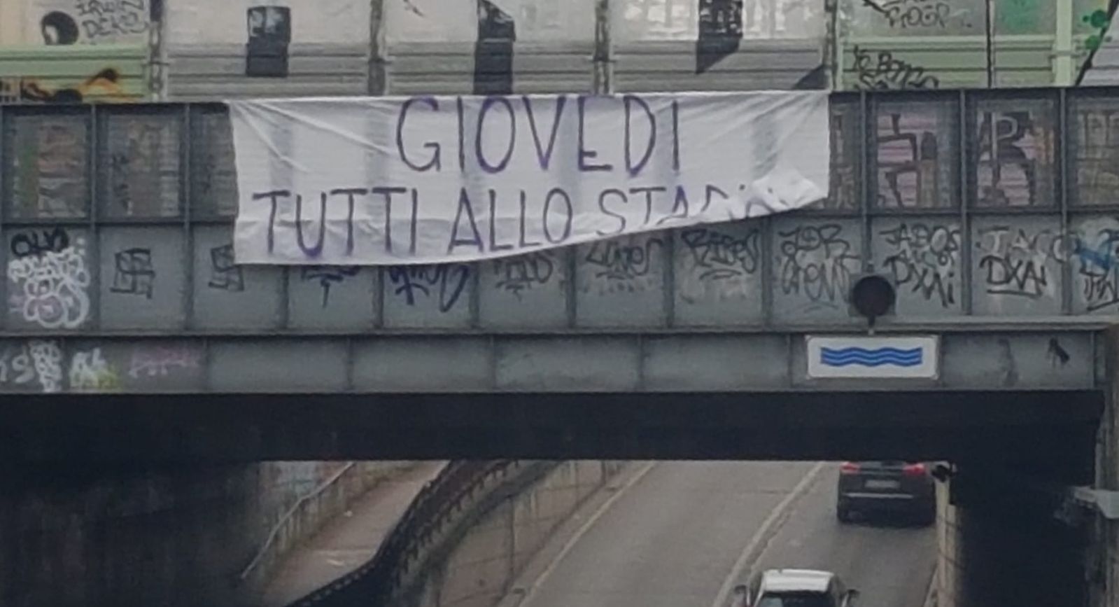 Tifosi, città tappezzata di striscioni: "Giovedì tutti allo stadio"