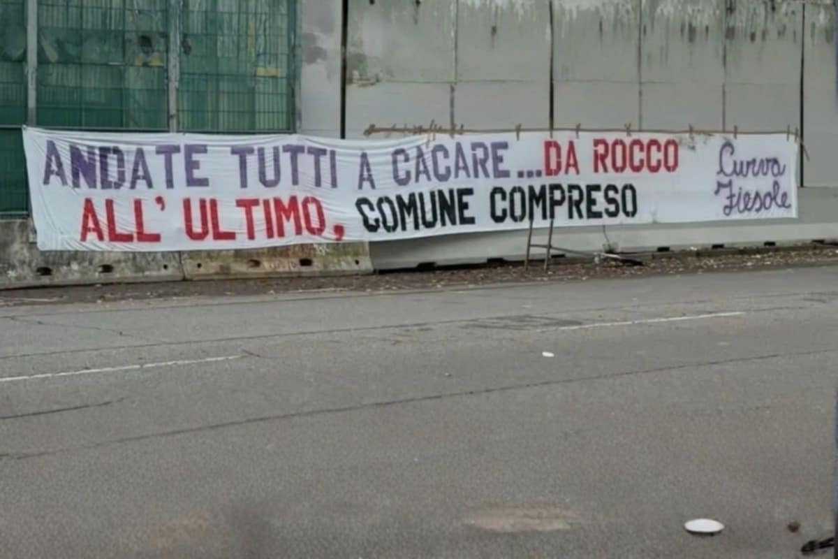 Curva Fiesole: contestazione pesante in città. Diversi striscioni contro tutti (anche la società)