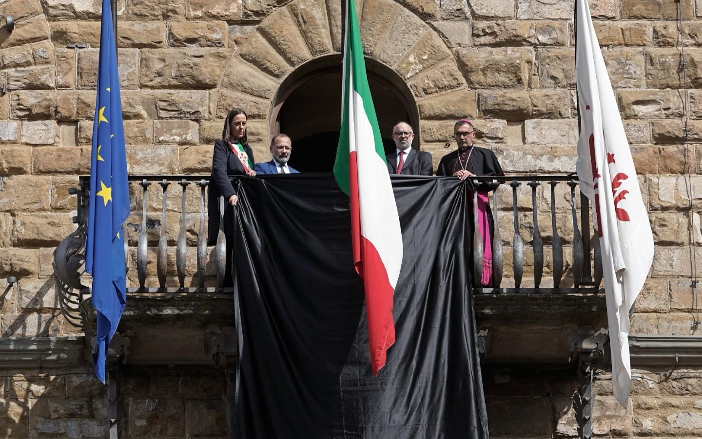 Firenze in lutto per Papa Francesco: drappo nero e bandiere a mezz'asta a Palazzo Vecchio