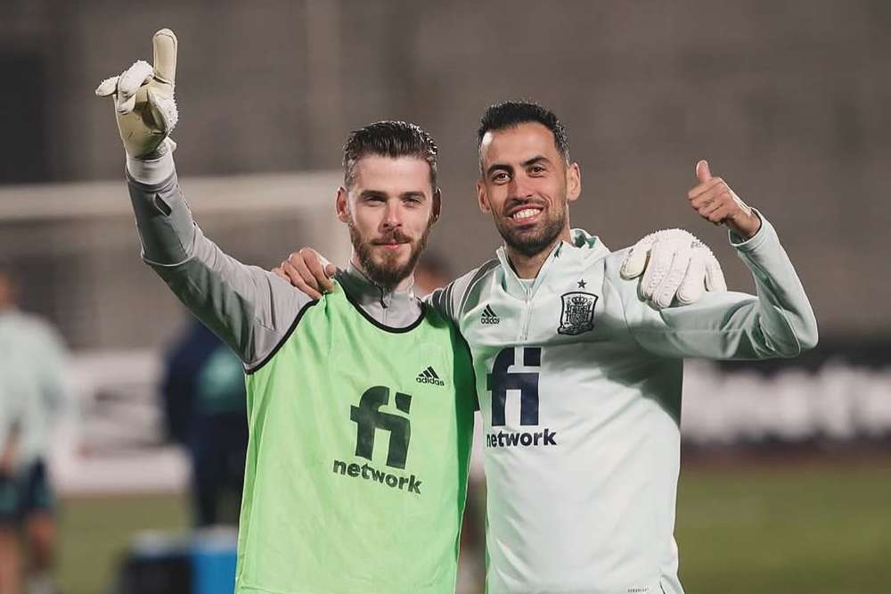 Sergio Busquets dice addio al calcio, e De Gea lo omaggia sui social