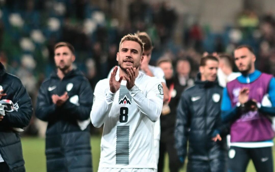 Udinese, Lovric arriva in ritiro: grandi sorrisi e abbracci con i compagni (VIDEO)
