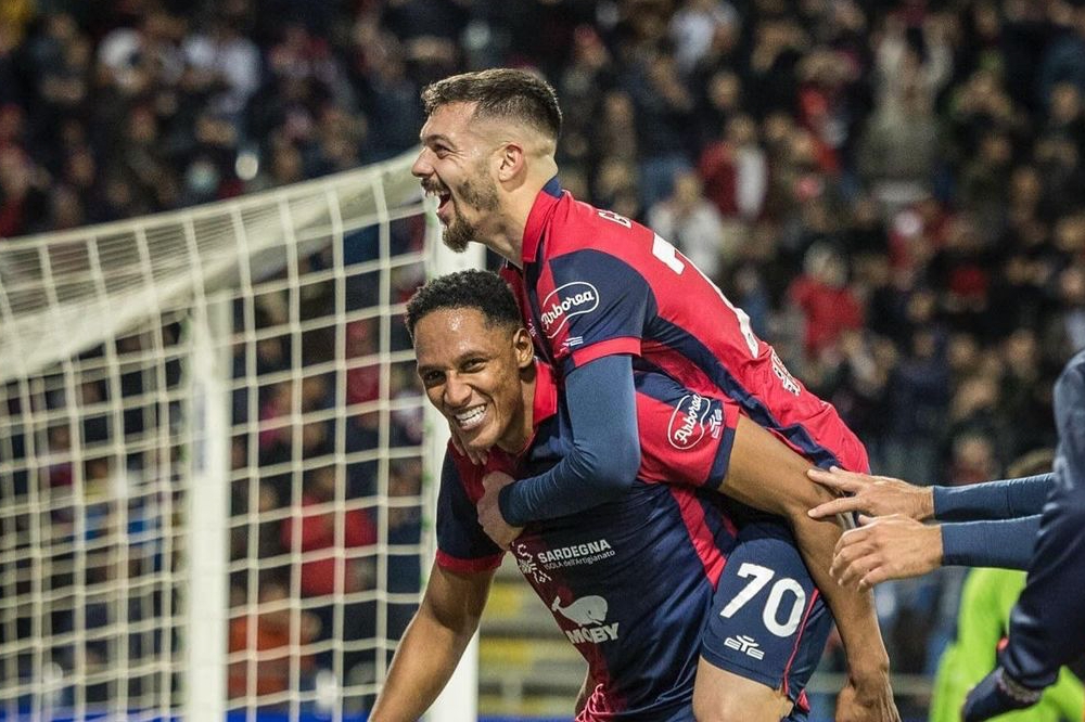 Ex viola, si ferma Mina: il difensore del Cagliari out per almeno due settimane