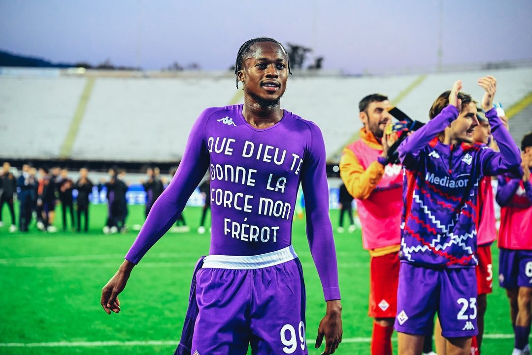 L'abbraccio della squadra a Ikoné: "Questa vittoria è dedicata a te"