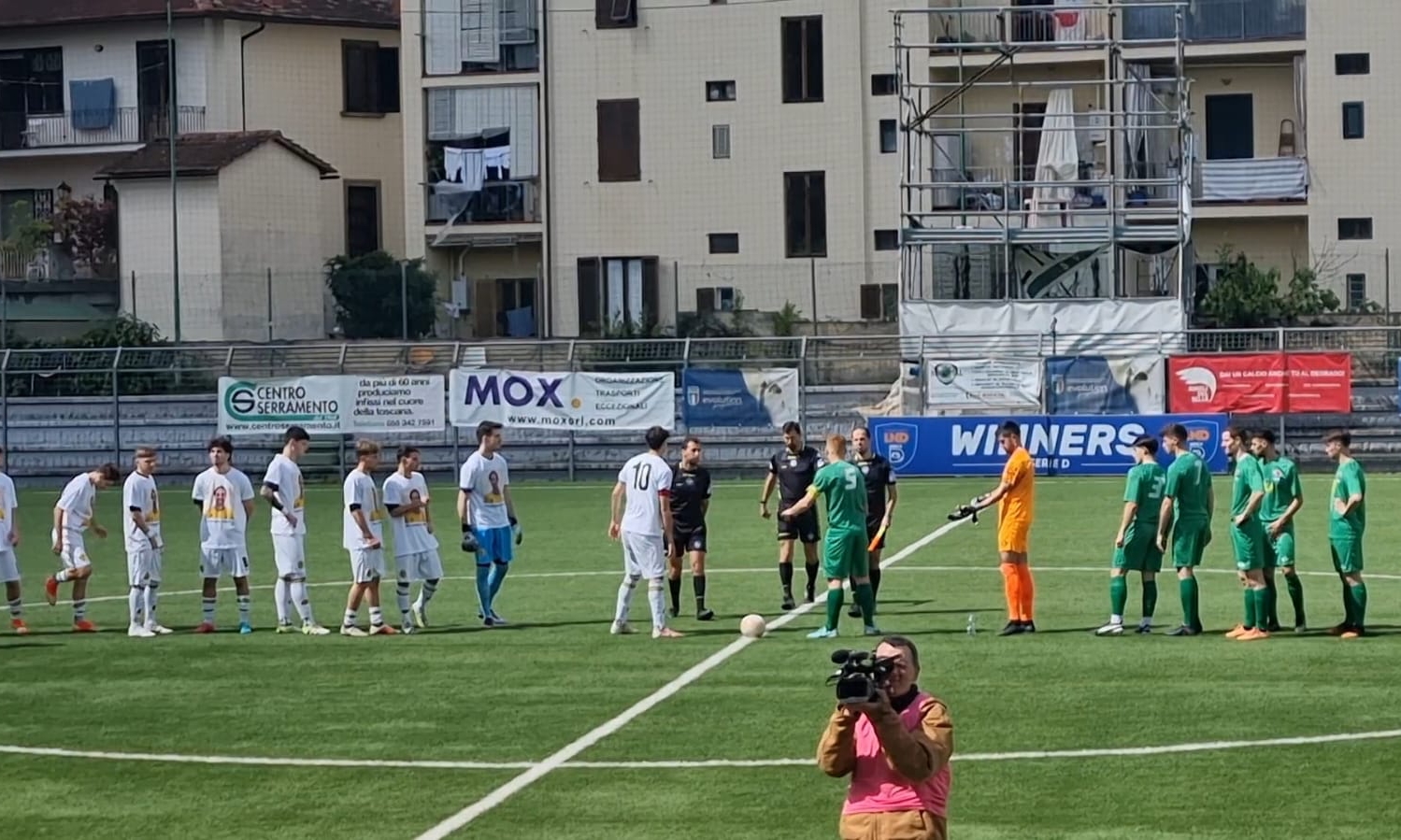 Mattia Giani, squadre in campo per terminare la partita maledetta: cori, striscioni e lacrime (FOTO)