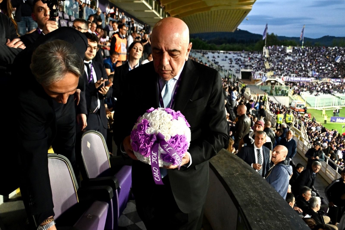 Galliani depone un mazzo di fiori sul seggiolino di Barone al Franchi