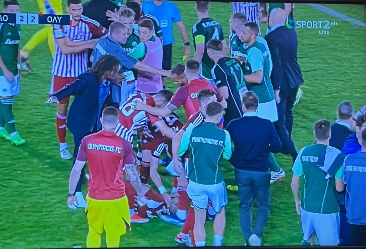 Grecia, l'Olympiakos rimonta il Panathinaikos con Jovetic. Caos nel finale, polizia in campo (VIDEO)