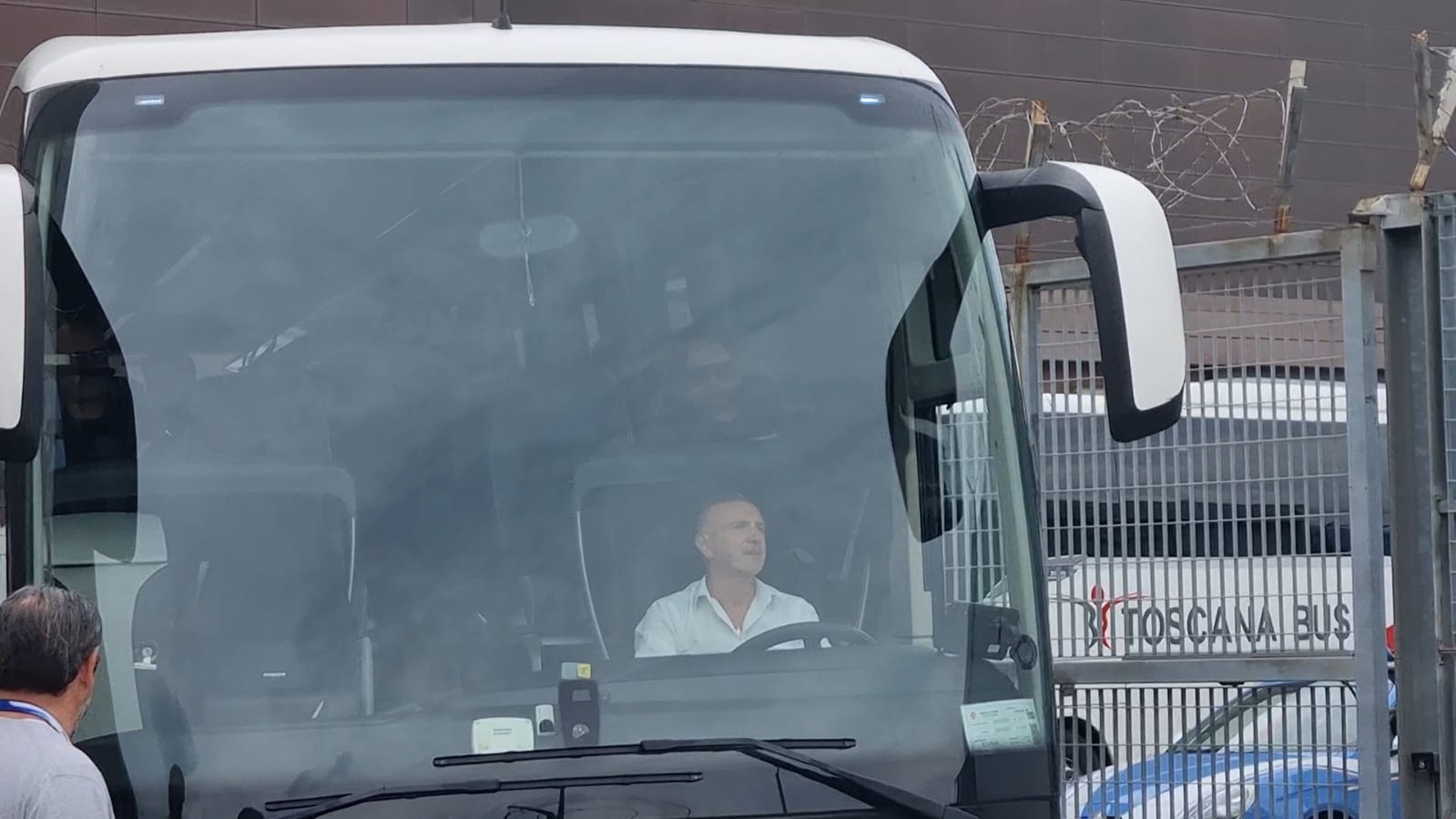 Il mesto ritorno della Fiorentina a Peretola. Qualche tifoso all'aeroporto (VIDEO FI.IT)