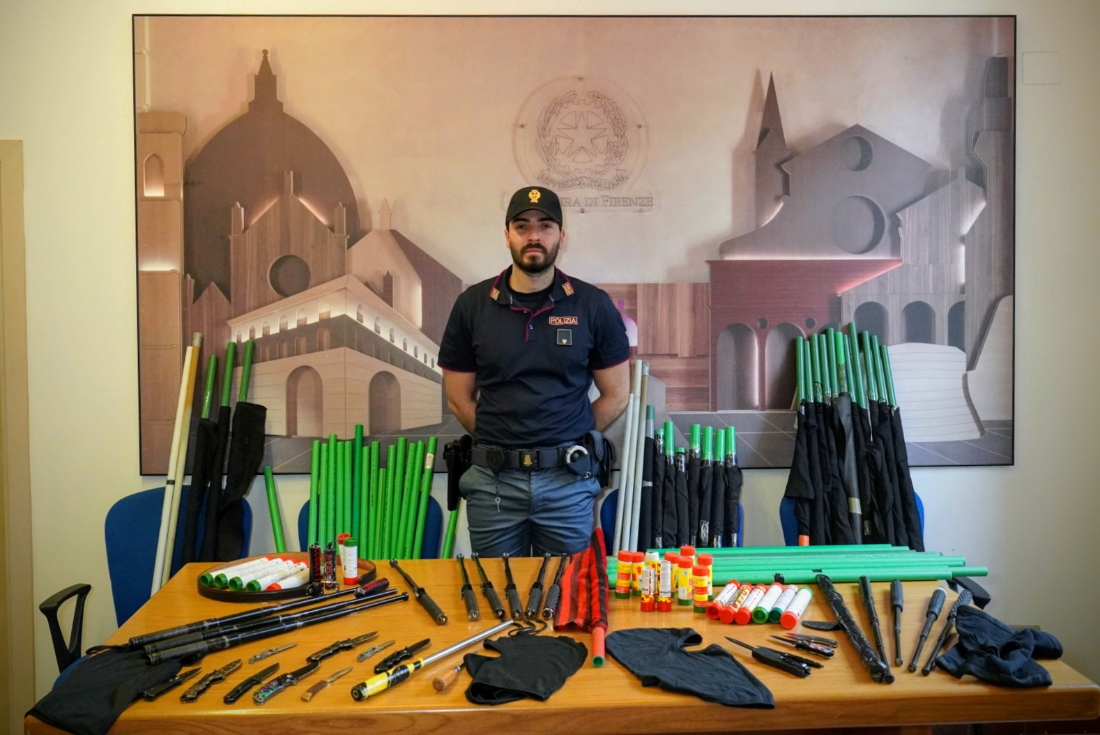Coltelli, mazze, sfollagente e tanto altro: tifosi Milan al 'Franchi' con un piccolo 'arsenale'