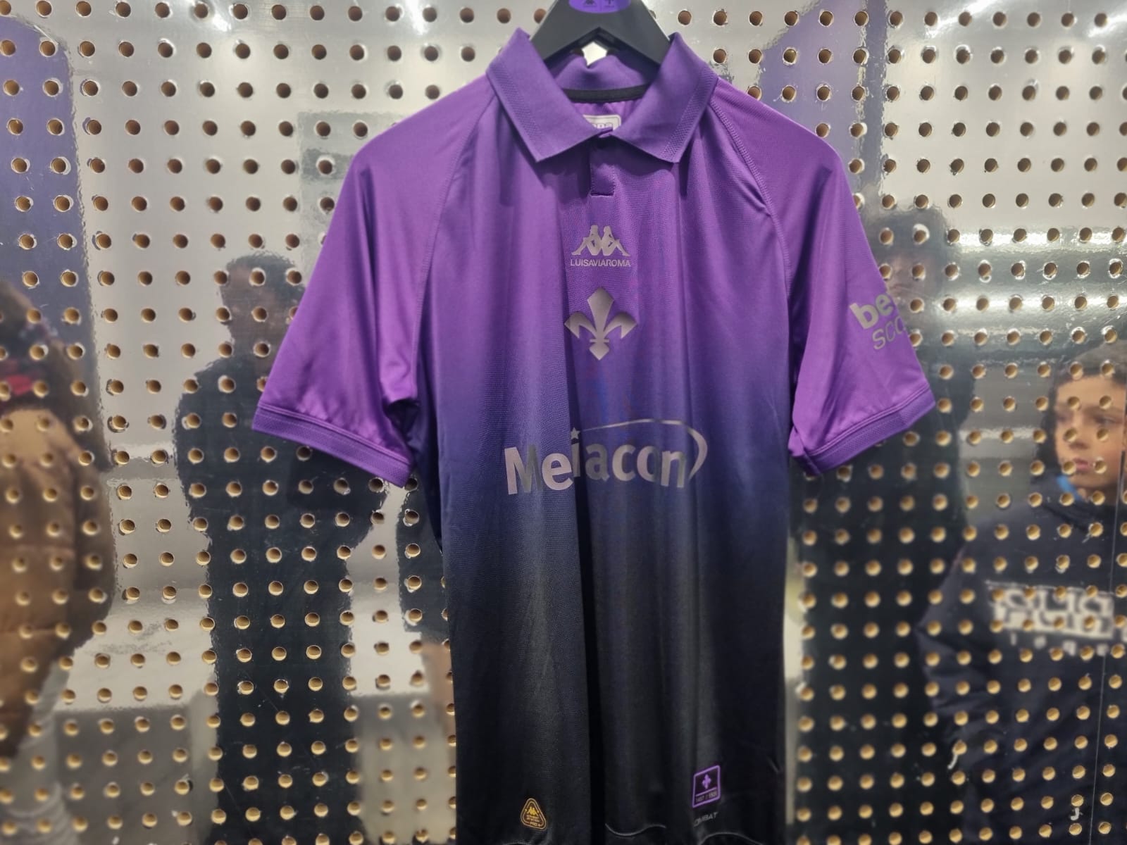 Fiorentina, presentata la quarta maglia stagionale. Debutterà domenica contro il Genoa (FOTO-VIDEO)