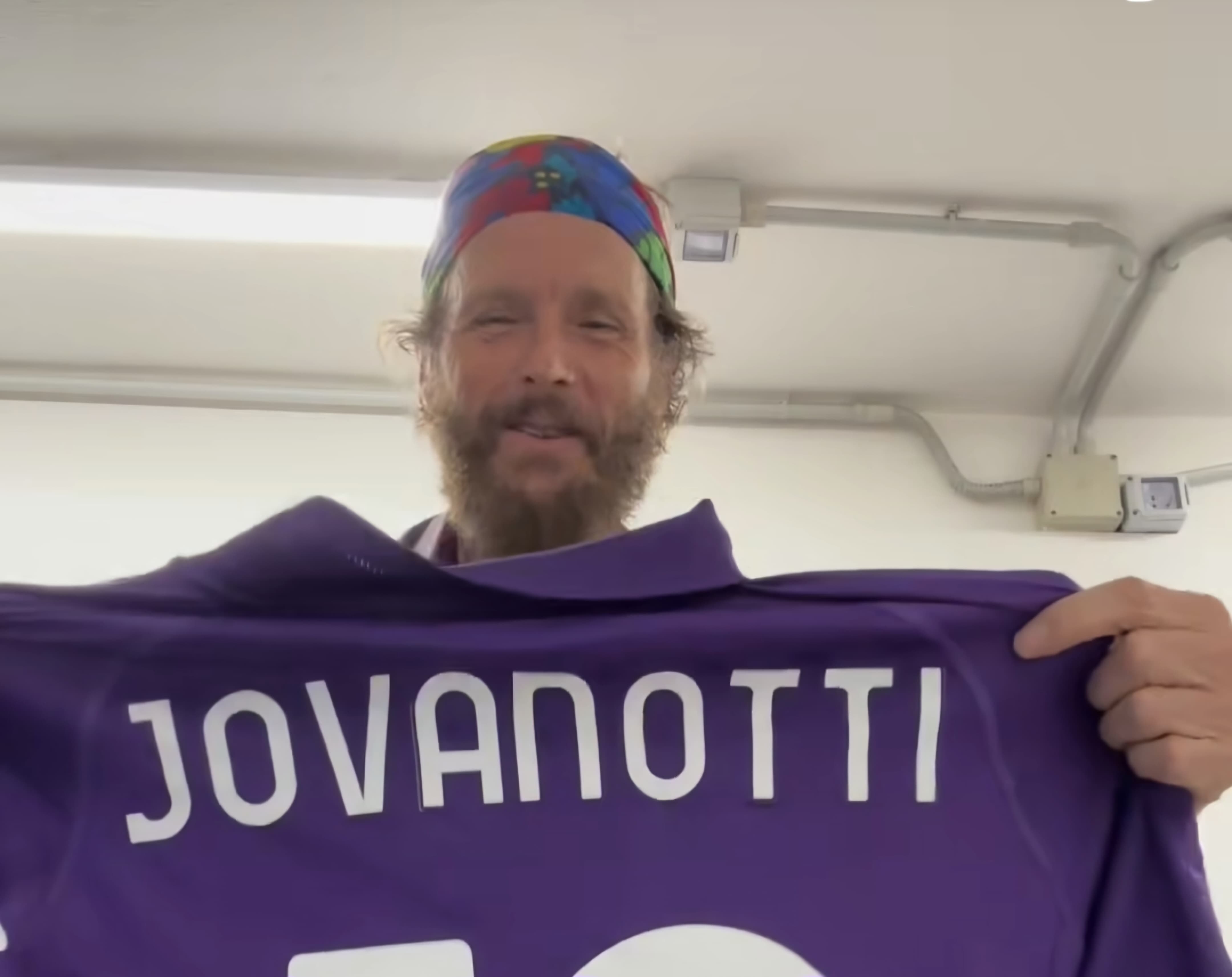 L'omaggio della Fiorentina a Jovanotti: una maglia di Astori e una con il numero 10 (VIDEO)