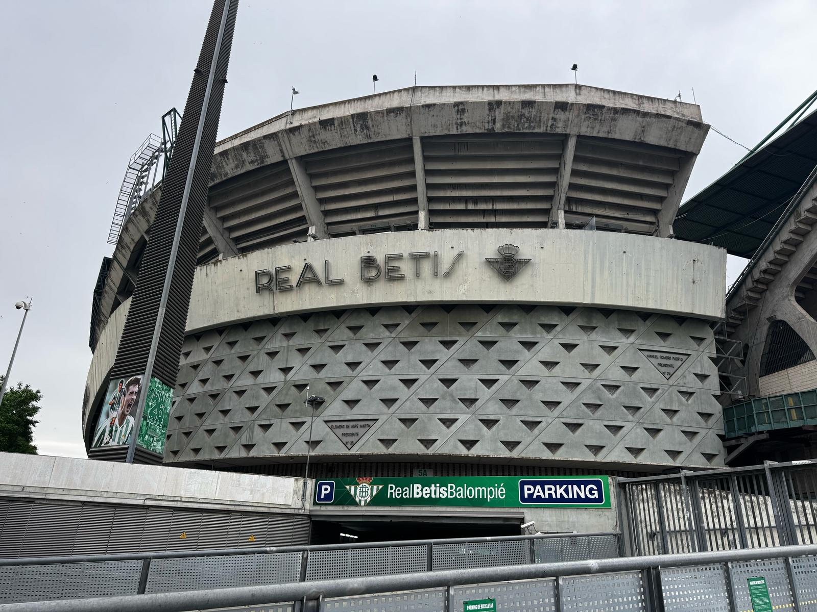 La coreografia del Benito Villamarín prima del calcio d’inizio di Betis-Fiorentina (VIDEO VI.IT)