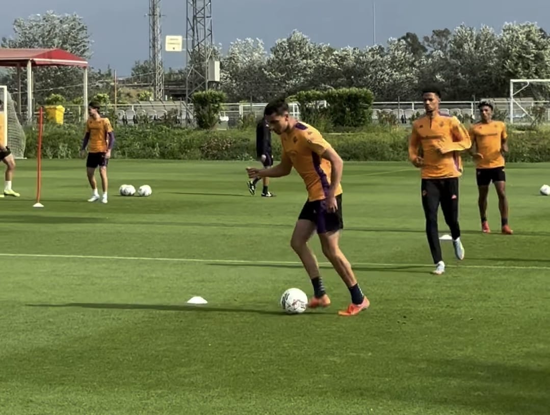 Fiorentina ospitata dal Siviglia: allenamento mattutino sul campo dei rivali del Betis (FOTO)