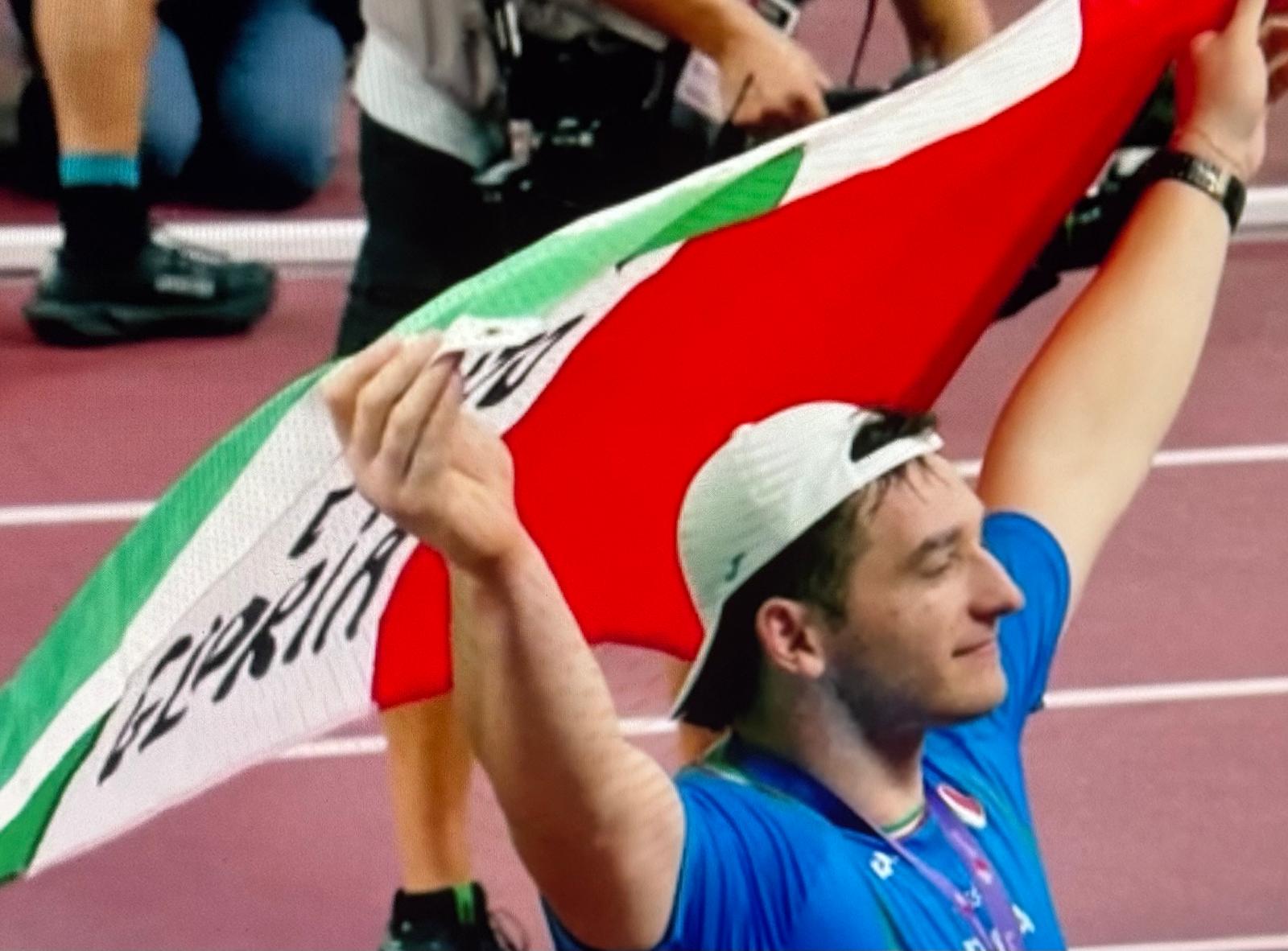Mondiali di atletica, Leo Fabbri di bronzo nel peso. Sulla schiena il tricolore e la scritta: "Di Firenze vanto e gloria"