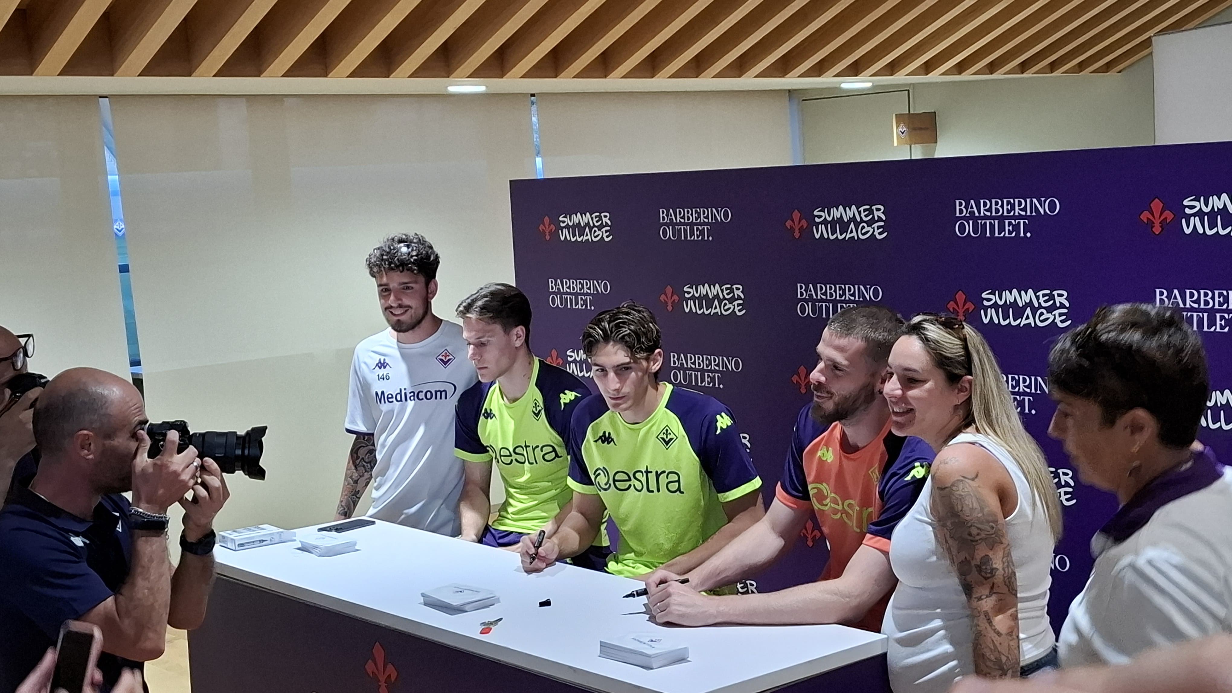 Viola Park, sessione autografi per De Gea, Fortini e Fagioli (FOTO)