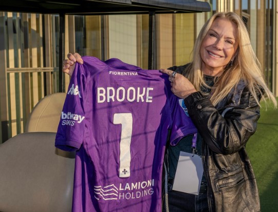 L'attrice che interpreta Brooke in Beautiful in visita al Viola Park (FOTO)