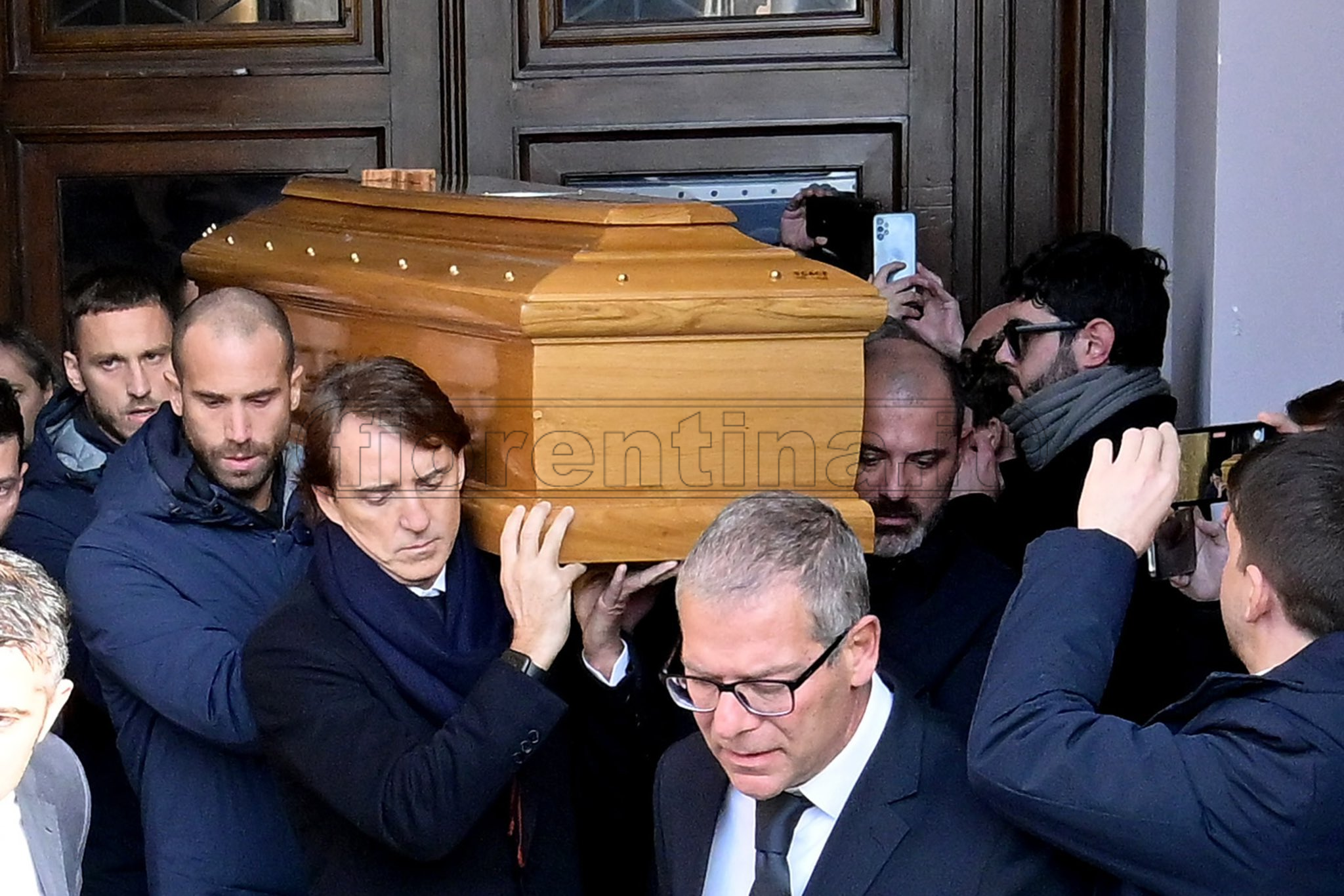 Funerali Mihajlovic: a portare il feretro Roberto Mancini e Dejan Stankovic
