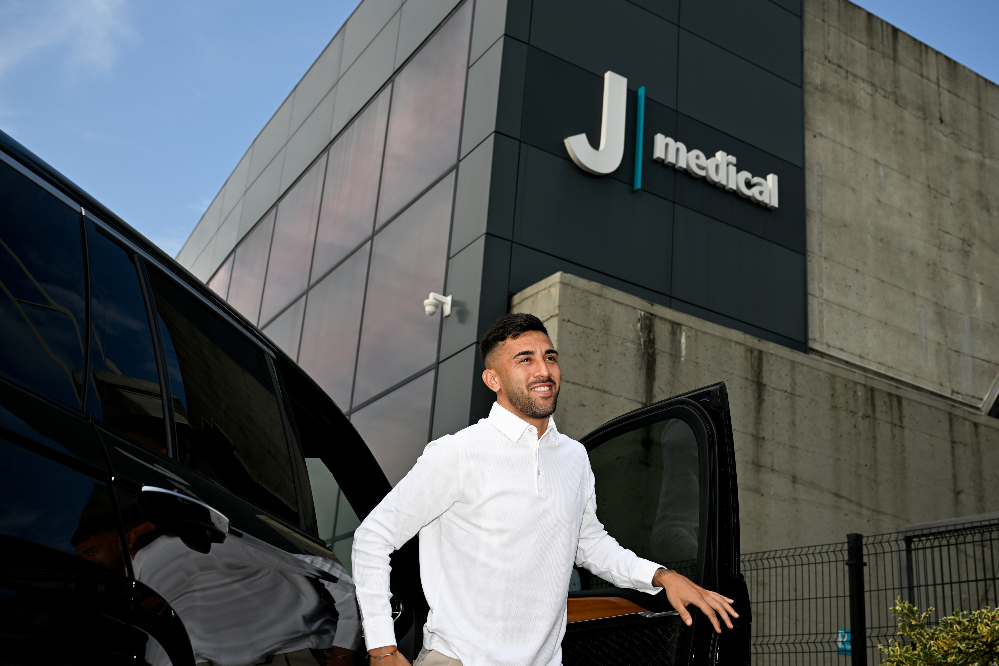 Gonzalez, sorrisi e foto con i tifosi bianconeri: visite mediche finite. Ora la firma con la Juve (VIDEO)