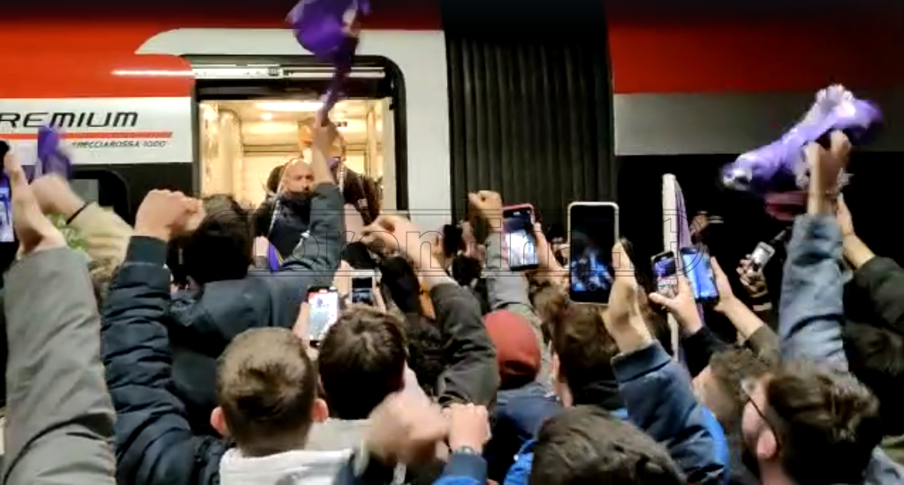 I tifosi accolgono la Fiorentina in stazione al rientro da Napoli (FOTO-VIDEO VI.IT)
