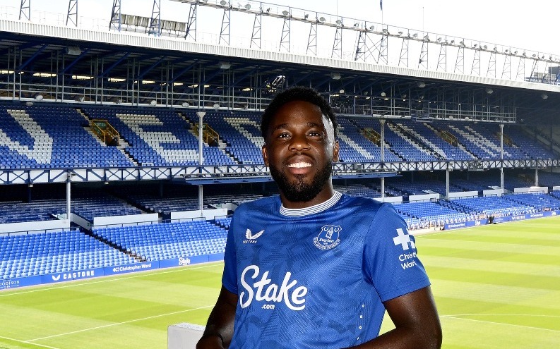 Mangala, ufficiale il suo passaggio all'Everton: "Davvero felice di essere qui"