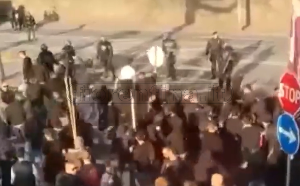 A Braga scontri tra tifosi viola e forze dell'ordine prima della partita (VIDEO)