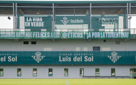 Betis, testa già alla Fiorentina. Striscione al centro sportivo per caricare i biancoverdi