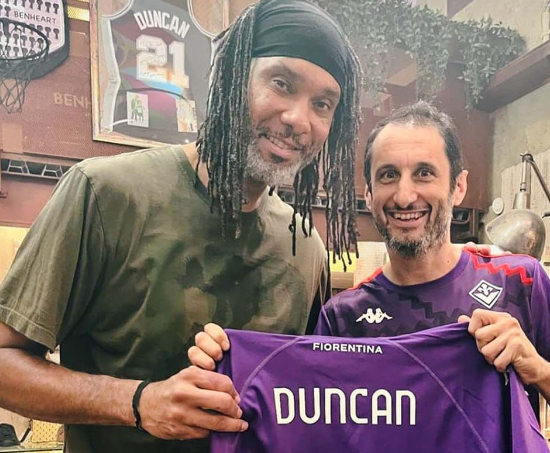 Anche Tim Duncan è viola: la leggenda dell'Nba con la maglia della Fiorentina (FOTO)
