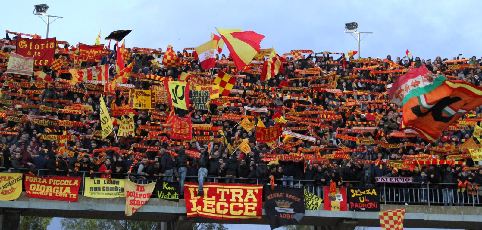 Lecce, in migliaia al Via del Mare per la camera ardente di Graziano Fiorita
