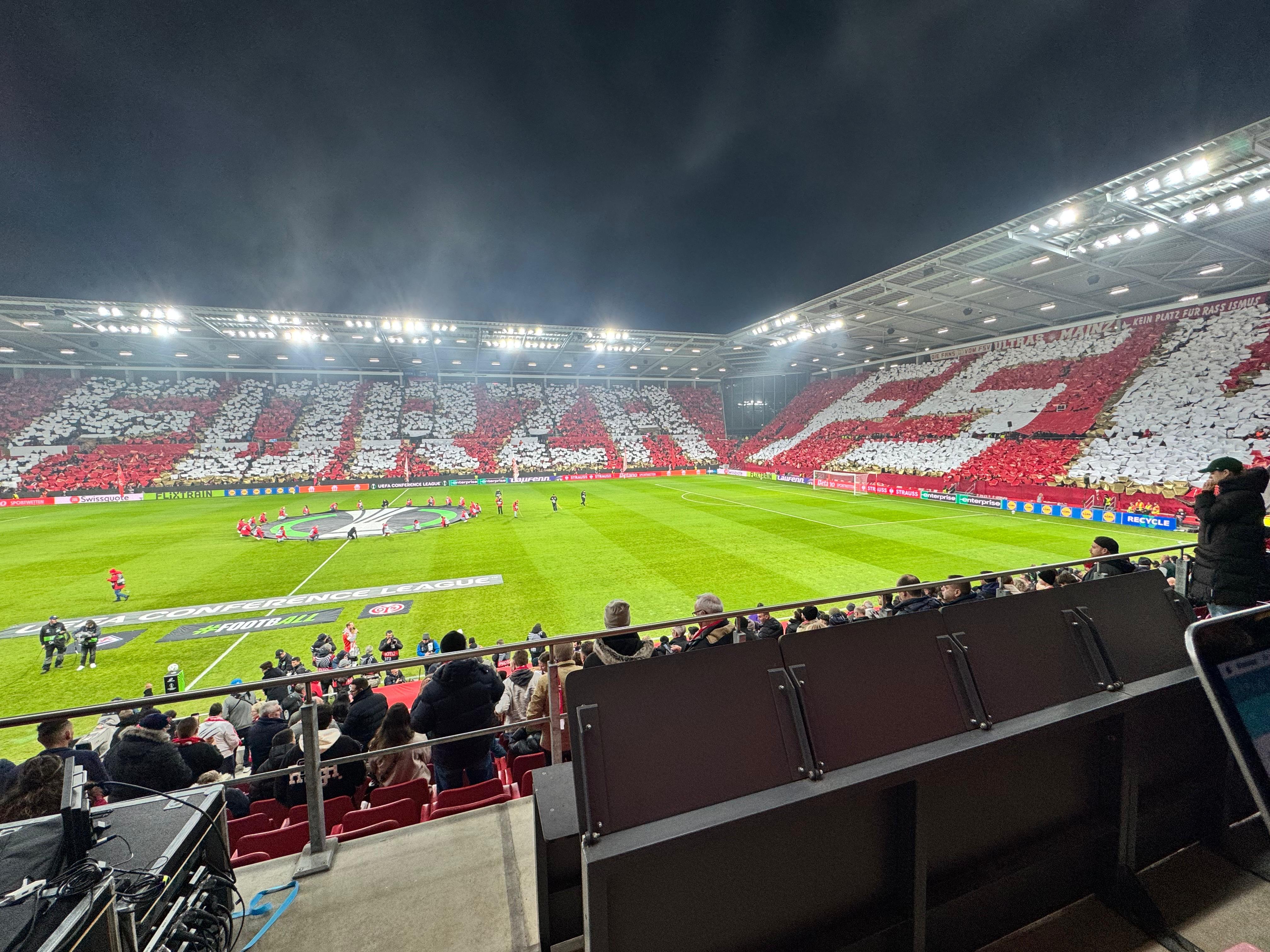 La coreografia dei tifosi del Mainz prima del match con la Fiorentina (FOTO VI.IT)